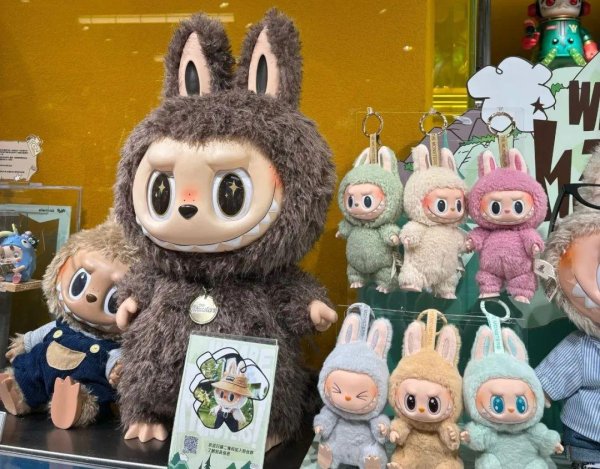 千宏财富 丑娃Labubu凭啥撑起千亿市值？看它背后两个男人：一个熬30 年，一个赌上全部身家