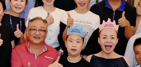 掌上世界 宋丹丹生日宴上的“神秘男孩”：一个干儿子背后的人际关系网