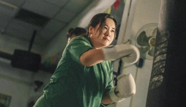 和业众 贾玲新片惨遭抵制，全网坐等新营销手段，口碑崩塌的她该怎么办？