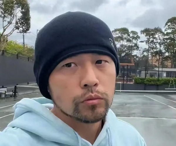 声优配音 46岁周杰伦瘦到认不出，强直性脊椎炎折磨，天王还能重返舞台吗？