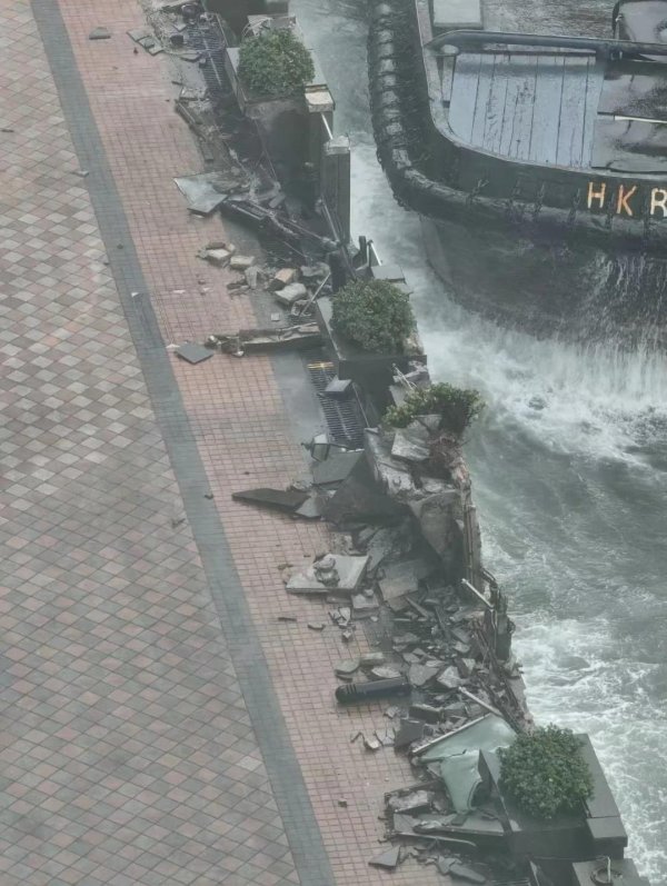 联丰优配 受台风“桦加沙”影响，香港红磡码头一艘轮船失控撞岸，未造成人员受伤